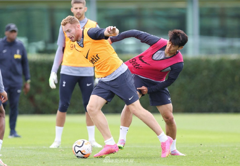 尽管他在现 尽管他在现