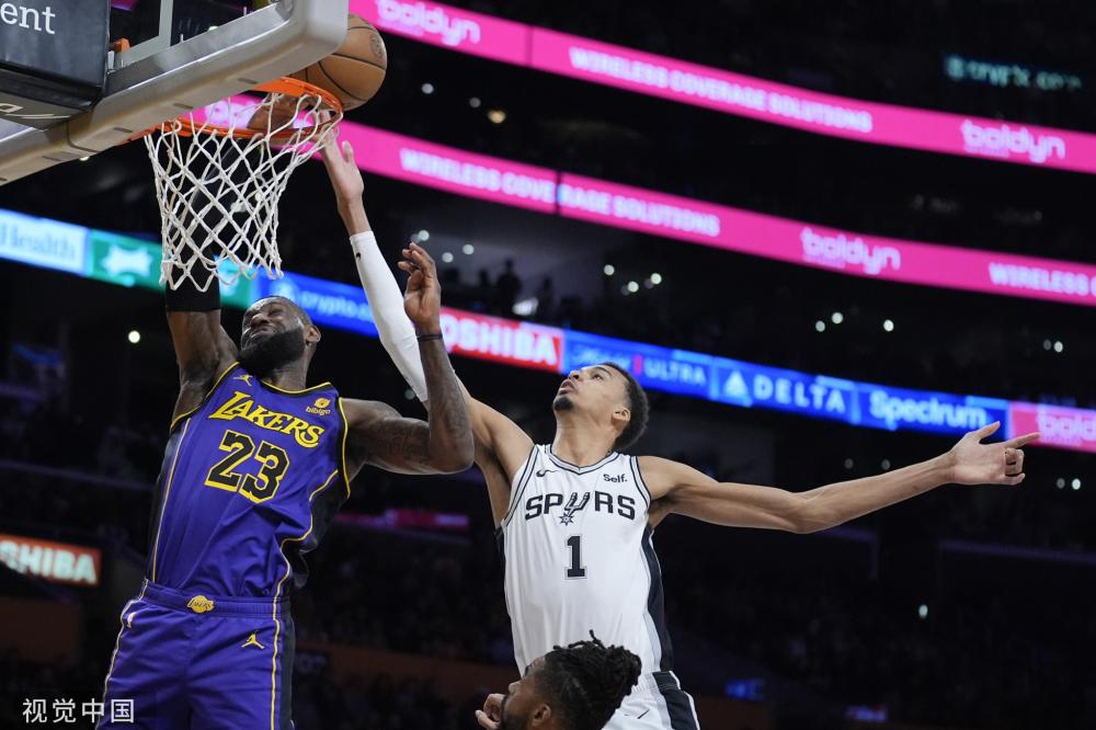 凯恩迎来英格兰队首秀10周年纪念日，家人为他准备了蛋糕.